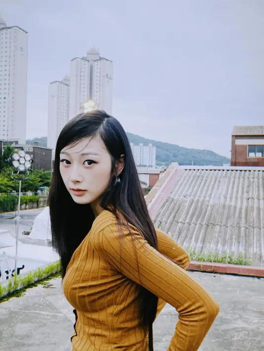 Atasan lengan panjang knitwear warna coklat seperti Giselle ini juga cocok untuk hangout dan gaya kasual. Cukup padukan dengan celana atau rok. [@aerichandesu]