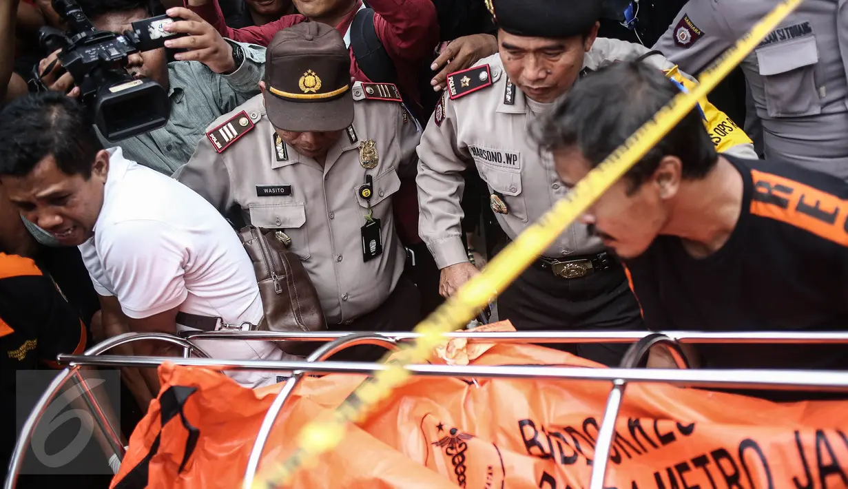 Sebanyak enam orang ditemukan tewas di sebuah rumah di Jalan Pulomas Utara No 7A, Pulogadung, Jakarta Timur, Selas (27/12). Diduga mereka satu keluarga yang menjadi korban perampokan dan pembunuhan. (Liputan6.com/Faizal Fanani)