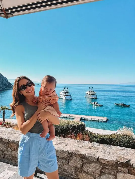 Tampilan kasual lainnya yang bisa disontek, padukan tank top warna solid dengan short pants warna cerah seperti biru langit,. [IG:indpriw].