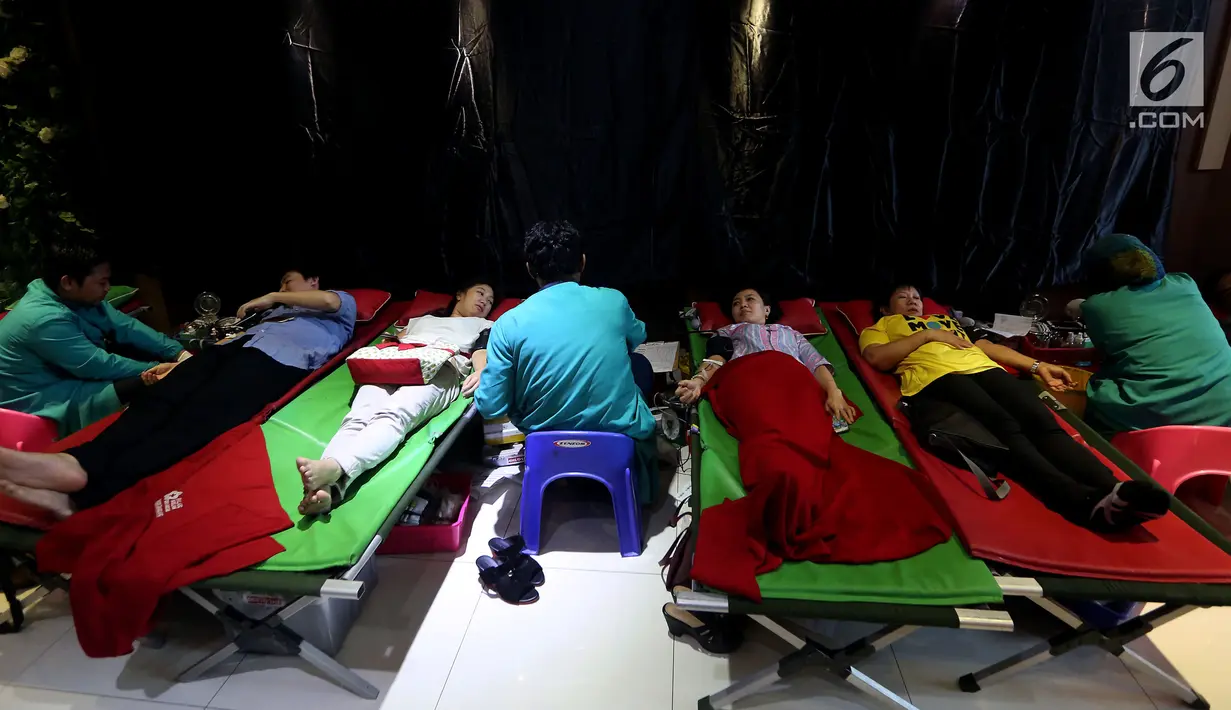 Sejumlah orang ikut serta dalam acara donor darah bertajuk "SUMBANGAN DARAHMU - SELAMATKAN 3 NYAWA" di kantor JMOA, lantai Lobby APL Tower - Central Park, Jakarta, Rabu (14/6). (Liputan6.com/Johan Tallo)