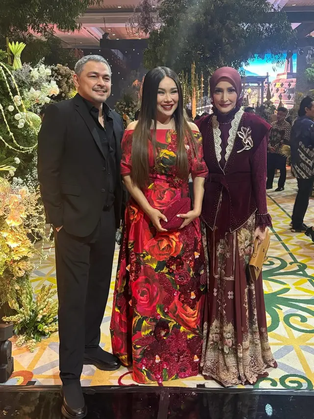 6 Detail Gamis Inneke Koesherawati saat Hadiri Pernikahan Al Ghazali, Tampil Elegan