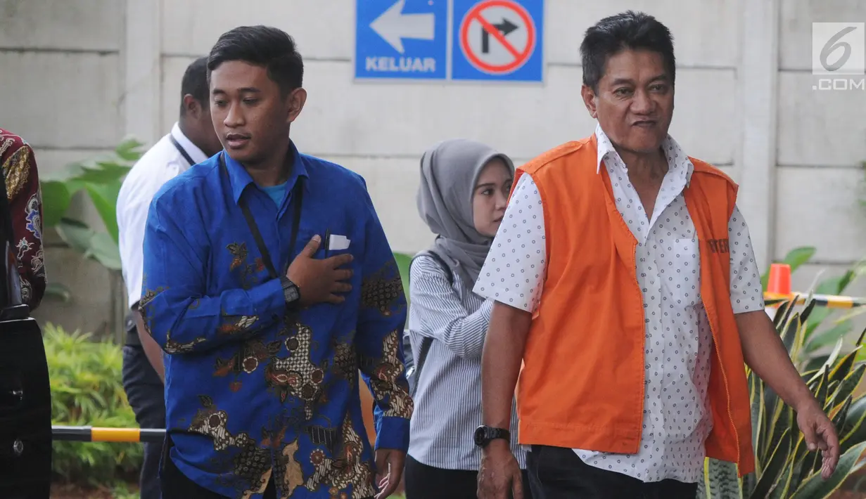 Hakim Pengadilan Negeri Jakarta Selatan, Irwan (kanan) tiba untuk pemeriksaan di Gedung KPK, Jakarta, Jumat (14/12). Irwan  menjalani pemeriksaan perdana sebagai tersangka kasus dugaan suap penanganan perkara perdata di PN Jaksel (Merdeka.com/Dwi Narwoko)