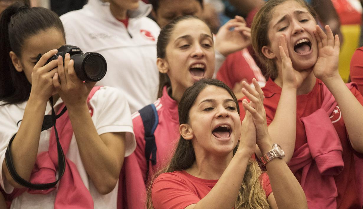 Sejumlah karateka Turki mendukung rekan-rekannya yang sedang bertanding pada Kejuaraan Dunia Karate Junior, Cadet, dan U-21 2015. (Bola.com/Vitalis Yogi Trisna)