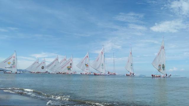 Menyambut Perahu Sandeq Merapat, Usai Berlayar di Lautan Tidak ...