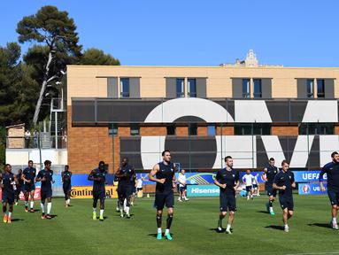 Tim Prancis tengah berlatih diareal khusus latihan guna menghadapi Jerman pada semi-final Piala eropa 2016 di Marseille, (6/7/2016). (AFP /Franck Fife)