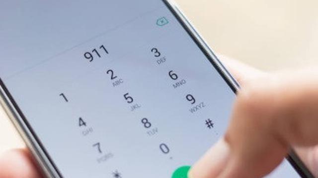 ilustrasi menghubungi 911.