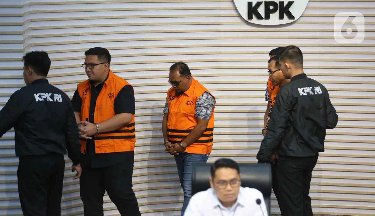 Terhadap keempat tersangka tersebut, dilakukan penahanan untuk 20 hari pertama terhitung mulai mulai hari ini 2 Oktober hingga 21 Oktober 2025 di Rutan Cabang KPK Merah Putih. (Liputan6.com/Helmi Fithriansyah)