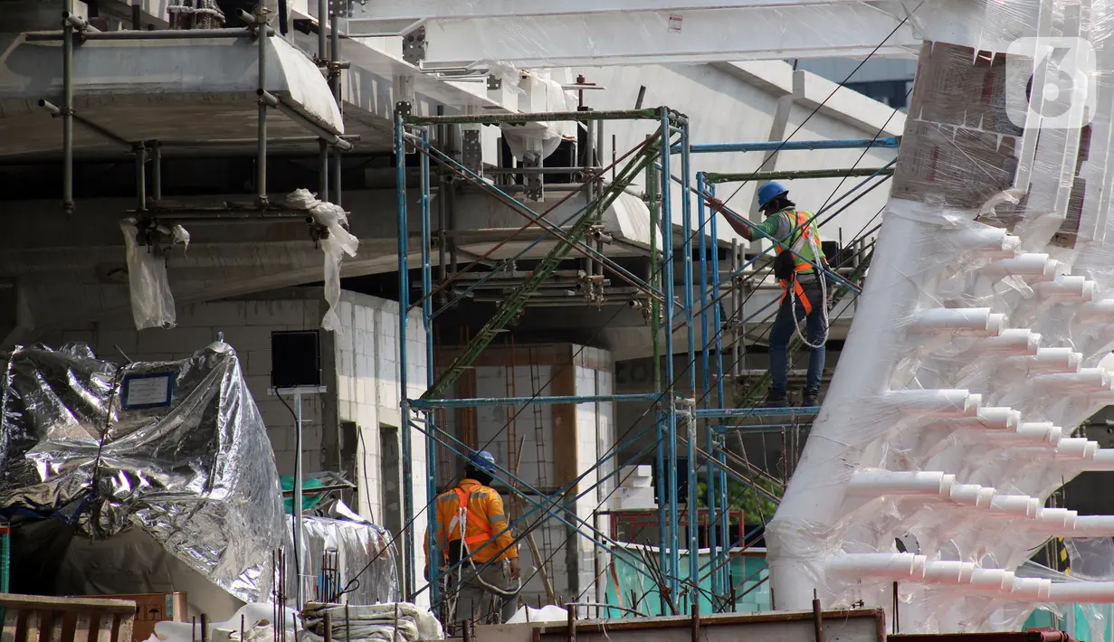 Pekerja melakukan aktivitas pemasangan penyangga Stasiun LRT di Jalan HR Rasuna Said, Jakarta, Sabtu (30/11/2019). Per 22 November 2019, progres pembangunan lintas dua rute Cawang- Dukuh Atas mencapai 59 persen, dan lintas tiga rute Cawang-Bekasi Timur 60,6 persen. (Liputan6.com/Helmi Fithriansyah)