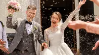 Ilustrasi pasangan muda menikah. (Shutterstock/Wedding and lifestyle)