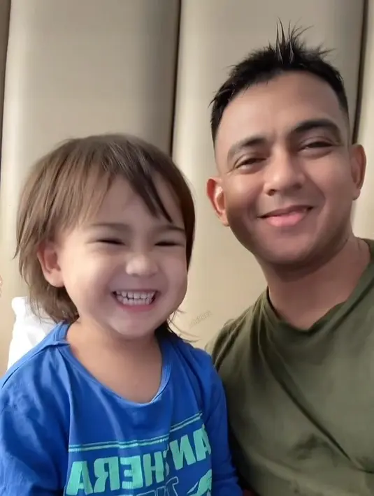 Pemeran Rozak dalam sinetron Dunia Terbalik itu juga kerap membagikan momen kebersamaan dengan sang buah hati. Banyak warganet yang gemas dengan anak-anak Zacky dan Lisa. [Instagram/zaky_zimah]
