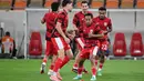 Para pemain Indonesia melakukan pemanasan sebelum pertandingan pertama Grup B Putaran 4 Kualifikasi Piala Dunia 2026 zona Asia melawan Arab Saudi di Stadion Alinma Bank, King Abdullah Sports City, Jeddah, Arab Saudi, Rabu 8 Oktober 2025 waktu setempat atau Kamis (9/10/2025) dini hari WIB. (AP Photo)