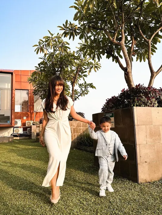 Gemas, karena Gala tampil gentleman dengan setelan jas dan celana panjang yang serasi. [Foto: Instagram/fuji_an]