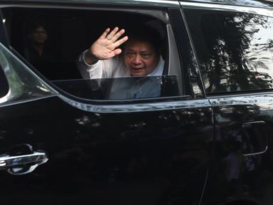 Menteri Koordinator Bidang Perekonomian, Airlangga Hartarto saat tiba kediaman Presiden terpilih 2024-2029 Prabowo Subianto di Padepokan Garuda Yaksa, Hambalang, Kabupaten Bogor, Jawa Barat, Rabu (16/10/2024). (merdeka.com/Arie Basuki)