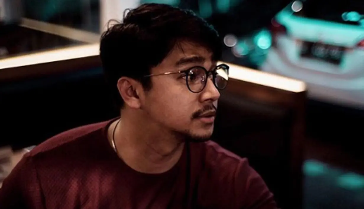 Mengenakan kacamata pun tidak melunturkan ketampanan dari Pria asal kota Makassar ini. Semakin terlihat memesona! (Liputan6.com/IG/devamahenra)