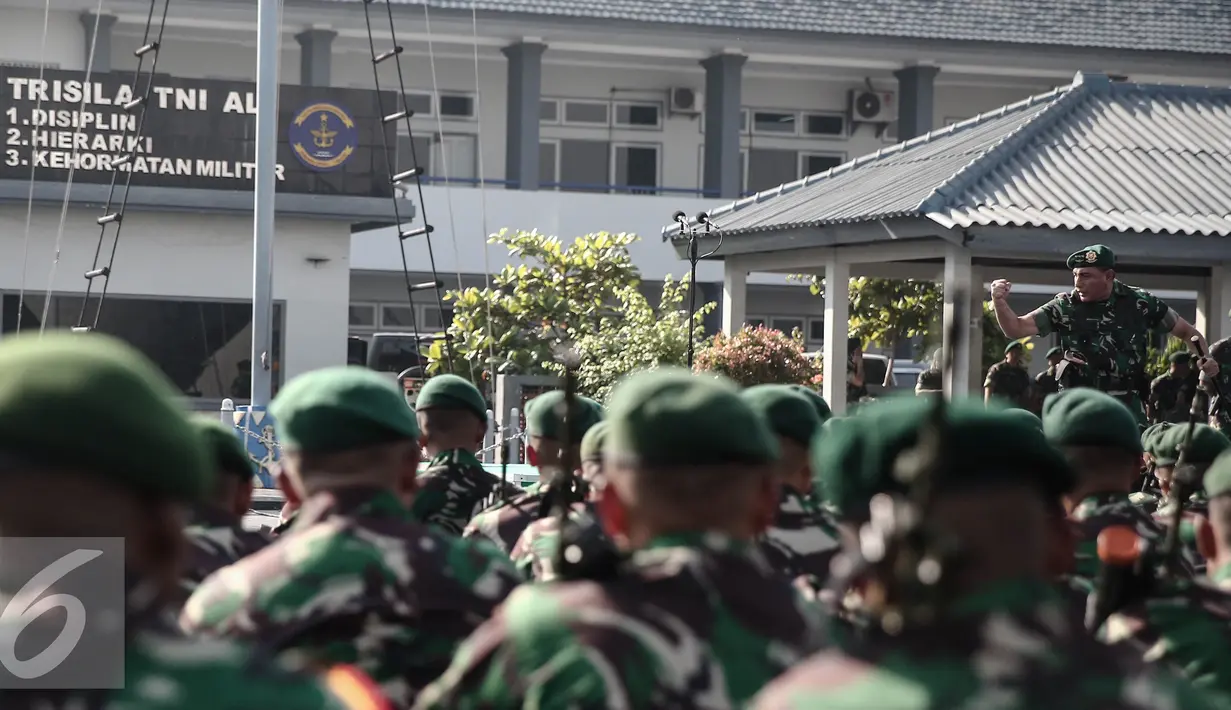 Pangkostrad Letjen Edy Rahmayadi memberikan pengarahan kepada Satgas Pamtas RI-Papua Nugini Yonif Para Raider 330 Kostrad saat pelepasan di Kolinamil TNI AL, Jakarta, Senin (9/5). (Liputan6.com/Faizal Fanani)