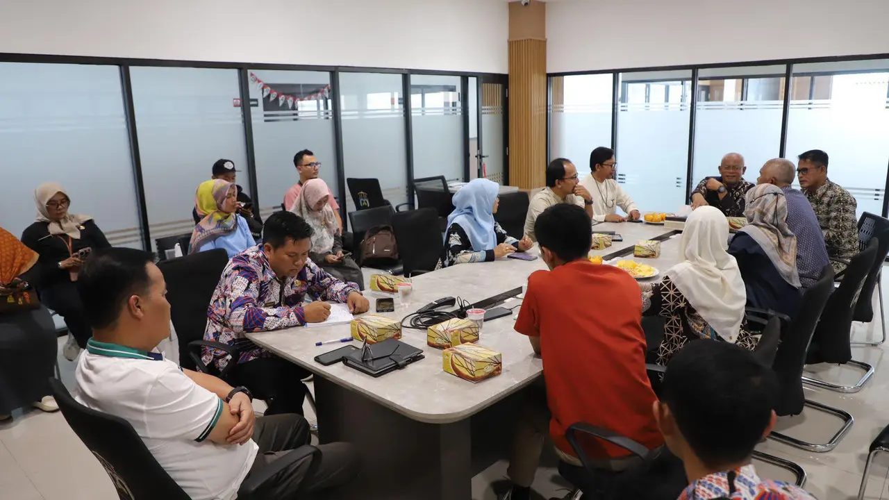 Pemda Garut, Jawa Barat, tengah menyiapkan skema jaminan perlindungan sosial ketenagakerjaan yang didanai melalui Dana Bagi Hasil Cukai dan Hasil Tembakau (DBHCHT). (Liputan6.com/Jayadi Supriadin)