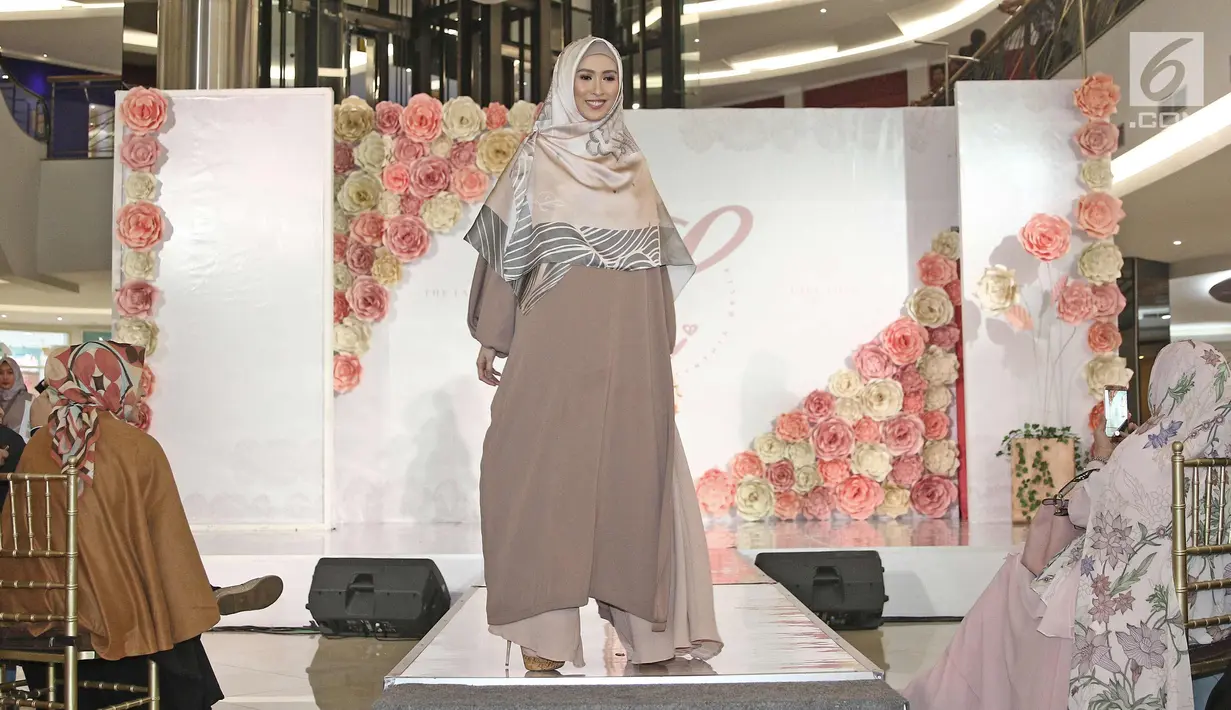 Model berjalan di atas catwalk saat launching hijab Lacelove by Laudya Cynthia Bella di kawasan Sudirman, Jakarta, Selasa (31/10). Bella memamerkan rancangannya sebanyak 22 hijab. (Liputan6.com/Herman Zakharia)
