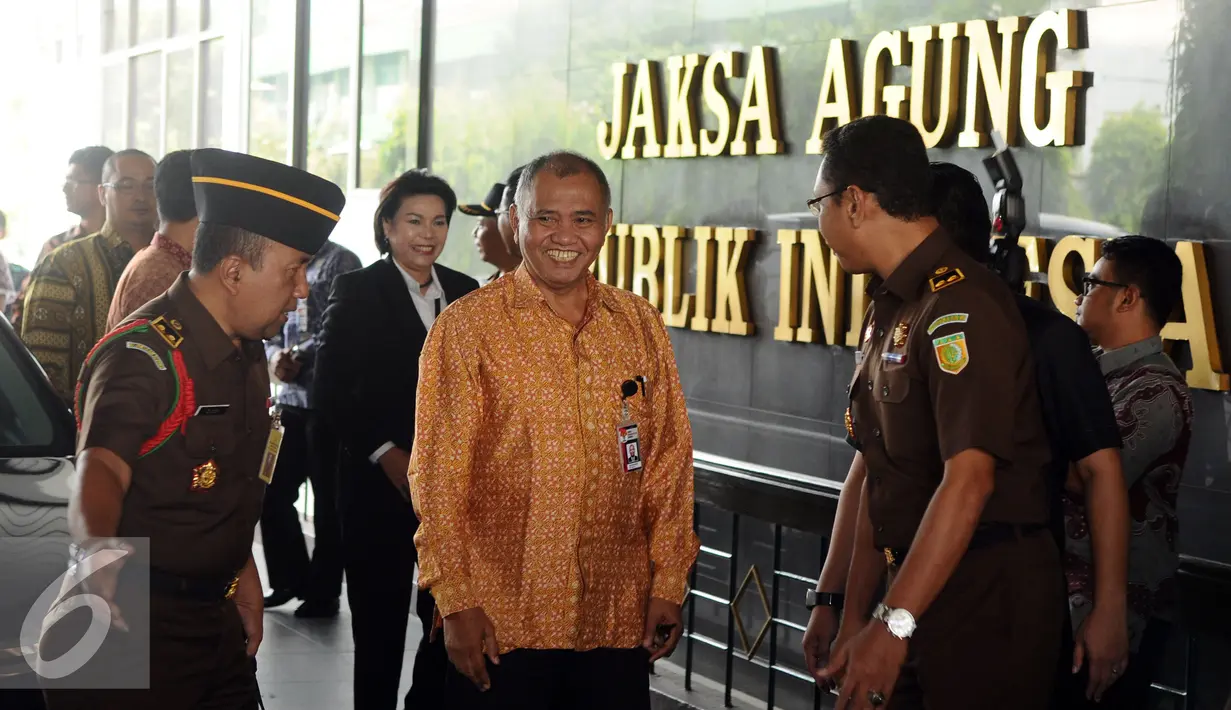Ketua KPK, Agus Rahardjo (tengah) bersiap masuk ke dalam gedung Kejaksaan Agung di Jakarta, Selasa (5/1/2016). Agus datang bersama para pimpinan KPK langsung melakukan pertemuan tertutup dengan Jaksa Agung, HM Prasetyo. (Liputan6.com/Helmi Fithriansyah)
