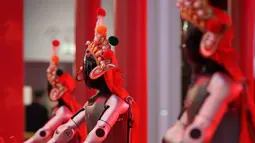 Pameran kuil robot atau sering disebut sebagai AI Temple Fair atau pameran kuil sains dan teknologi, merupakan tren perayaan modern di China yang menggabungkan tradisi Tahun Baru Imlek dengan teknologi robotika canggih. Tampak dalam foto, robot humanoid menampilkan tarian sinkron selama pratinjau media pameran kuil robot yang dirayakan menjelang Tahun Baru Imlek di Beijing, China, Jumat 13 Februari 2026. (AP Photo/Vincent Thian)