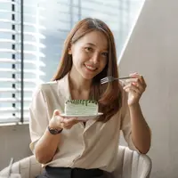 Ilustrasi perempuan makan/copyrightshutterstock/NTshutterth