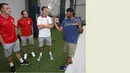 Pemain MU berbincang dengan bintang Seattle Seahawks, Jermaine Kearse. (Manutd.com)