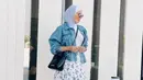 <p>Lilac dan denim jacket merupakan paduan manis untuk tampilan yang menjanjikan. Paduan hijab bernuansa pastel dan jaket denim sukses sempurnakan gaya kekinian yang tak terlihat membosankan. (Foto: Pinterest)</p>