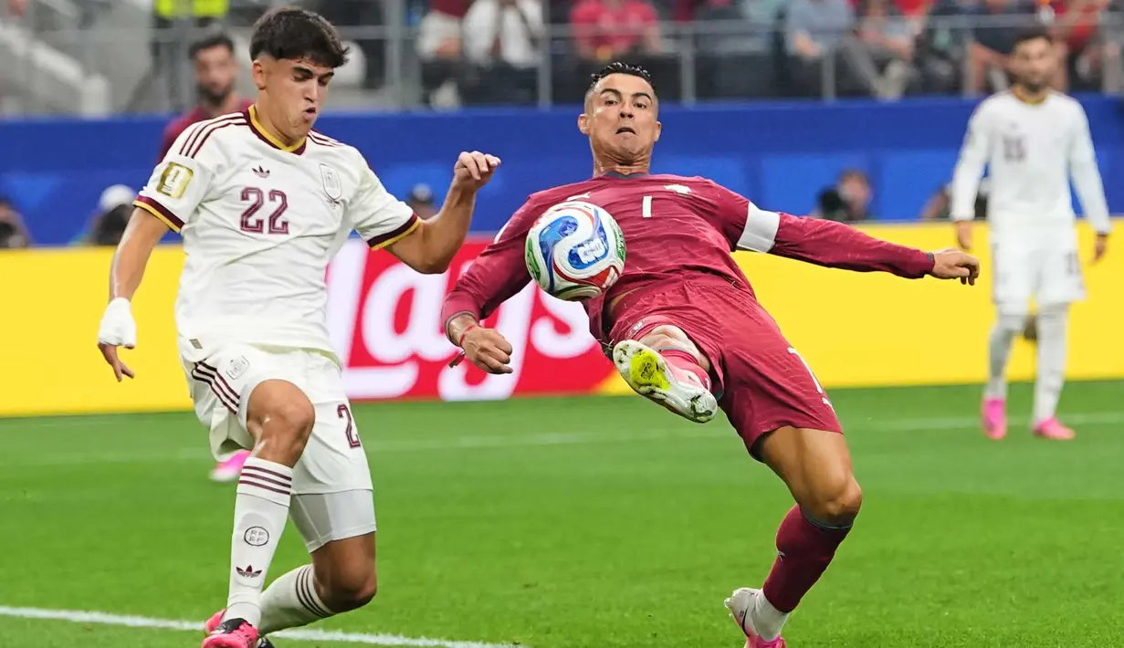 Pemain Portugal Cristiano Ronaldo menembak ke gawang  Spanyol sementara pemain Spanyol Pau Cubarsi bertahan selama pertandingan sepak bola babak 16 besar Piala Dunia antara Portugal dan Spanyol di Arlington, Texas, dekat Dallas, Senin, 6 Juli 2026. (AP Photo/Julio Cortez)