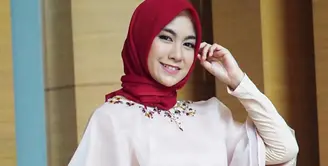 Bulan Ramadhan tahun 2016 silam menjadi momen yang sangat spesial untuk Anisa Rahma yang mulai mengenakan hijabnya. Sejak saat itu juga penampilannya menjadi sorotan publik karena gayanya yang modis dan sopan. (Instagram/anisarahma_12)