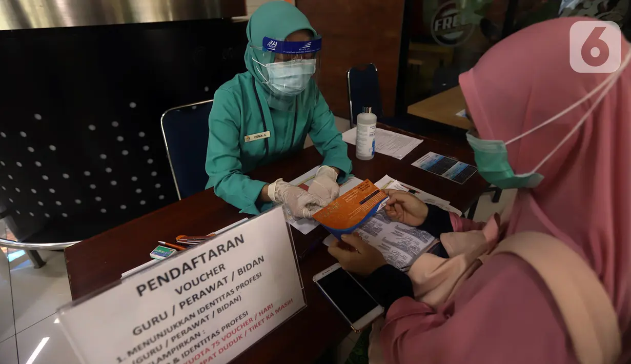 Calon penumpang melakukan pendaftaran untuk mendapatkan voucher tiket kereta api (KA) jarak jauh secara gratis di Stasiun Gambir, Jakarta, Sabtu (7/11/2020). Pembagian voucher dilakukan dalam rangka menyambut Hari Pahlawan pada 10 November. (merdeka.com/Imam Buhori)