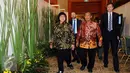 Menteri Lingkungan Hidup dan Kehutanan, Siti Nurbaya (kiri) bersama Menteri Koordinator Bidang Perekonomian, Darmin Nasution bersiap memberikan keterangan usai pembukaan Festival Iklim di Jakarta, Senin (1/2/2016). (Liputan6.com/Helmi Fithriansyah)