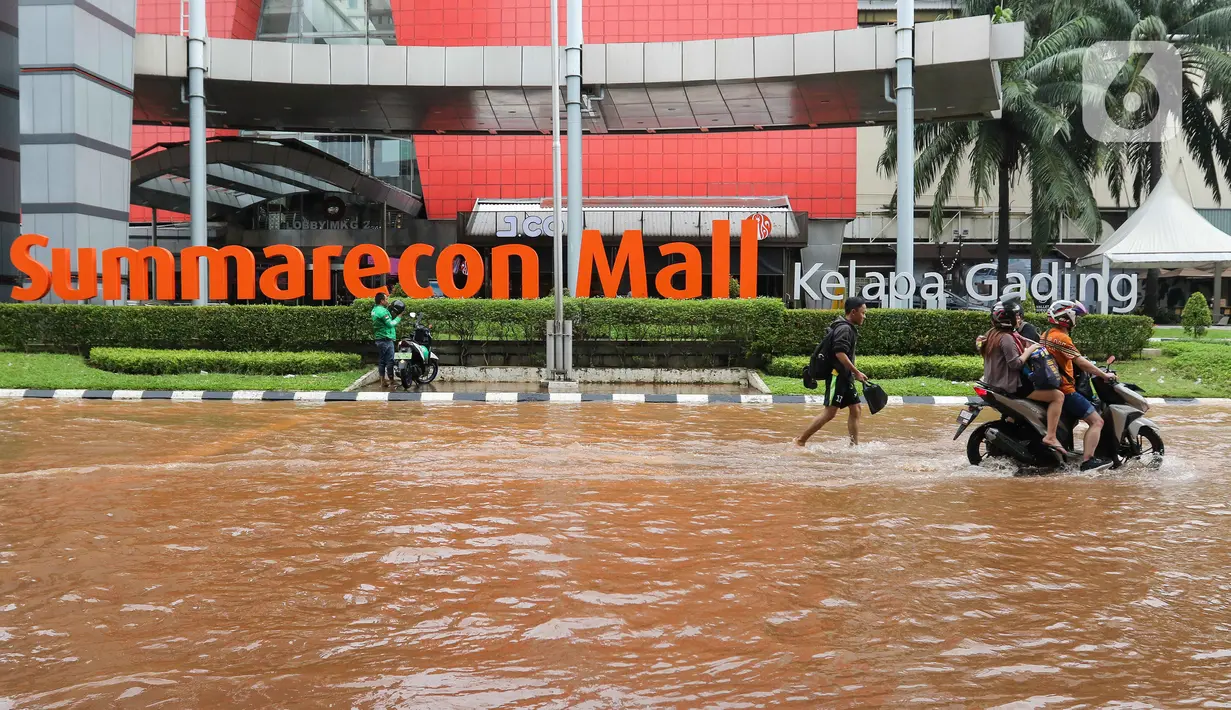 Di Jalan Boulevard Raya, Kelapa Gading, Jakarta, banjir sudah terjadi sejak Selasa (28/1/2025) malam. (Liputan6.com/Herman Zakharia)