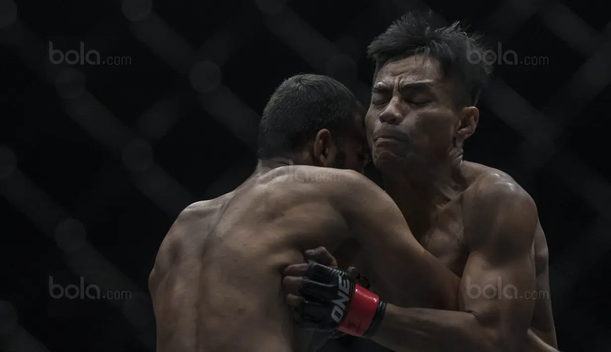 Petarung Indonesia, Stefer Rahardian, berhadapan dengan petarung Pakistan, Muhammad Imran, saat laga One Championship di JCC Senayan, Jakarta, Sabtu (20/1/2018). Stefar berhasil mengalahkan Imran. (Bola.com/Vitalis Yogi Trisna)