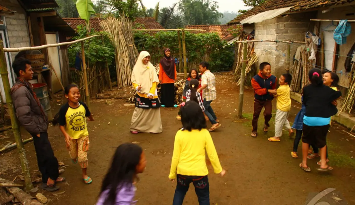 Anak-anak di pengungsian bencana tanah longsor Banjarnegara, Jateng, saat mengikuti program "trauma healing", Selasa (16/12/2014). (Liputan6.com/Edhie Prayitno)