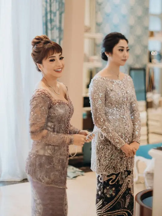Cantiknya Nikita Willy dengan kebaya bernuansa ungu yang telah didesain secara modern. Kebaya dengan bordir dan payet super cantik ini dipadukan mengenakan wastra senada. [Foto: Instagram/fadlan_indonesia]