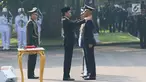 Presiden Jokowi menyematkan tanda pangkat di pundak empat orang Perwira Remaja yang mendapat penghargaan Adhi Makayasa pada upacara pelantikan Prasetya Perwira Remaja (Praspa) 2017 di Istana Merdeka, Selasa (25/7). (Liputan6.com/Angga Yuniar)