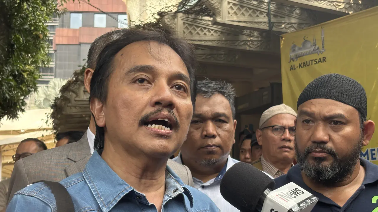 Pakar telematika Roy Suryo menghadiri pemeriksaan terkait kasus tudingan ijazah palsu Presiden ke-7 RI Joko Widodo (Jokowi).