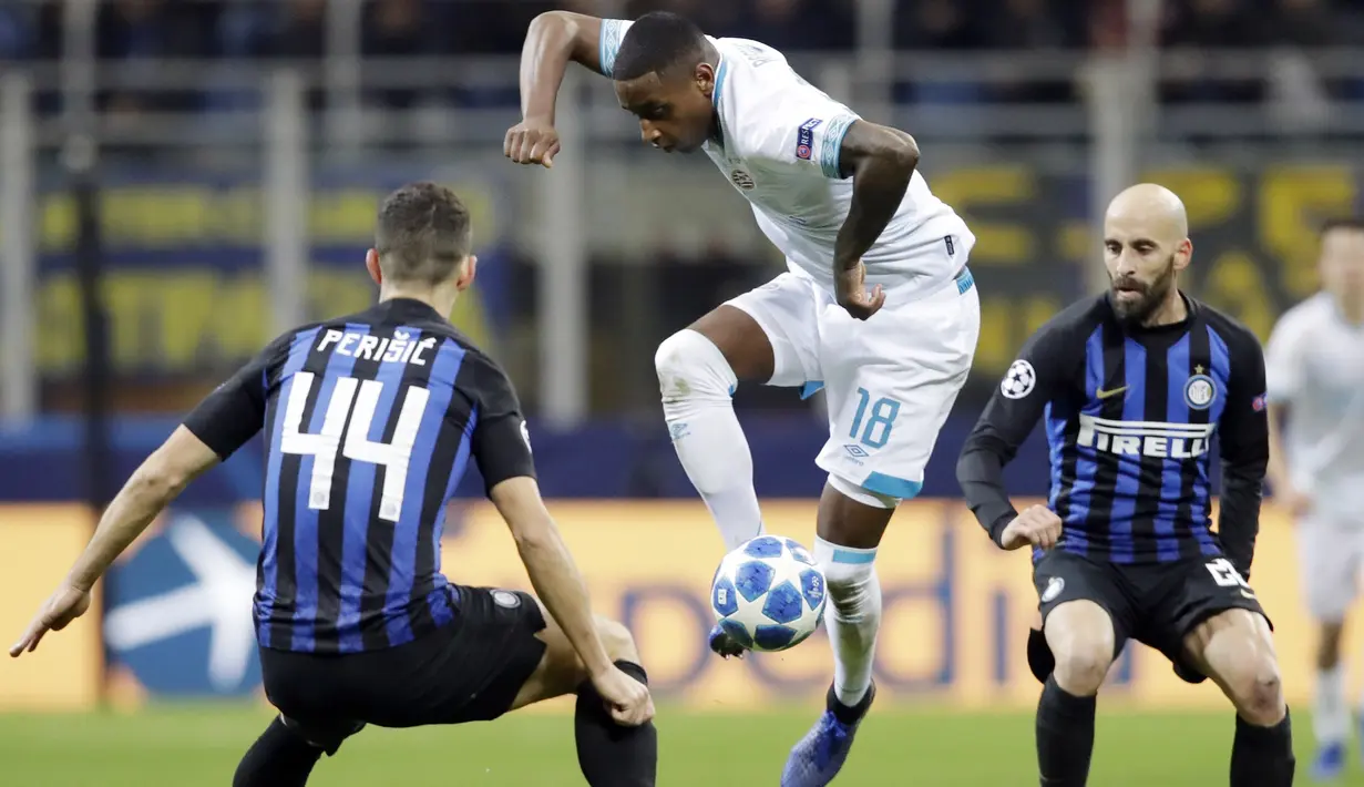 Gelandang Inter Milan, Ivan Perisic, menghadang pemain PSV Eindhoven, Pablo Rosario, pada laga Liga Champions di Stadion San Siro, Italia, Selasa (11/12). Kedua tim bermain imbang 1-1. (AP/Luca Bruno)