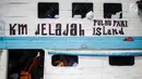 Wisatawan menaiki kapal menuju Kepulauan Seribu di Pelabuhan Kali Adem, Muara Angke, Jakarta, Sabtu (8/6/2019). Beberapa pulau di wilayah Kepulauan Seribu menjadi pilihan favorit banyak warga Ibu Kota dan sekitarnya yang memanfaatkan momen liburan Lebaran. (Liputan6.com/Faizal Fanani)