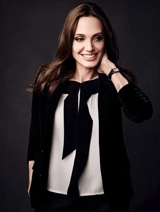 Menangani Jolie sebagai kliennya, Wasser bersama pengacara Robbert Offer dan manajer Geyer Kosinski akan mengahadapi kasus perceraian dan juga membantu Jolie dalam memperjuangkan hak asuh penuh ke enam anaknya. (Instagram/Angelinajolieofficial)