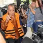 Gubernur Riau Annas Maamun tak kuasa menahan air mata saat memasuki Gedung KPK, Jakarta, (8/10/14). (Liputan6.com/Miftahul Hayat) 