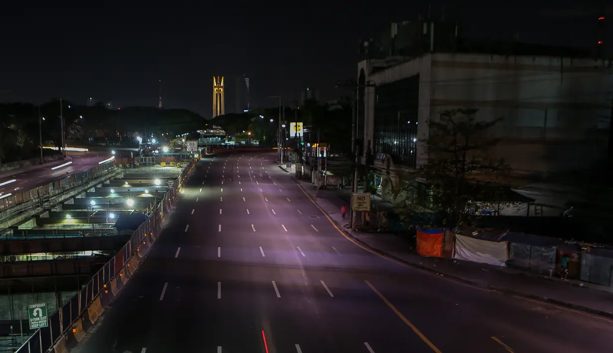Jalan yang kosong terlihat pada pemberlakuan jam malam sesuai dengan "peningkatan karantina masyarakat" di Quezon City, 18 Maret 2020. Presiden Filipina Rodrigo Duterte menyatakan status bencana nasional selama enam bulan di tengah meningkatnya kasus virus corona di negara itu. (Xinhua/Rouelle Umali