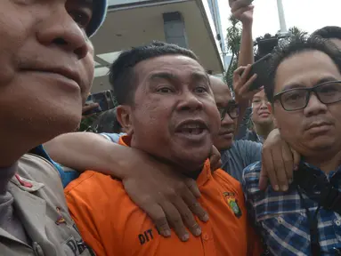 Polisi mengawal tersangka kasus penyiramanan air keras terhadap penyidik senior KPK Novel Baswedan di Polda Metro Jaya, Jakarta, Sabtu (28/12/2019). Tersangka berinisial RM dan RB dipindahkan dari Polda Metro Jaya ke Bareskrim Mabes Polri untuk penyidikan lebih lanjut. (merdeka.com/Imam Buhori)