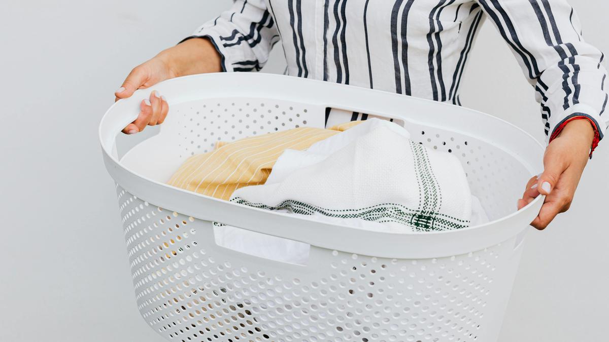 6 Pakaian yang Tak Perlu Dicuci Setiap Habis Pakai, Hemat Waktu dan Energi