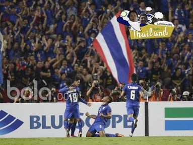 Para Pemain Thailand merayakan gol saat melawan Timnas Indonesia pada leg kedua final Piala AFF 2016 di Stadion Raja Manggala, (17/12/2016). (Bola.com/Vitalis Yogi Trisna)