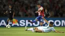 Pemain Paraguay, Derlis Gonzalez, saat mencetak gol ke gawang Argentina dalam laga Kualifikasi Piala Dunia 2018 zona Amerika Selatan, di Stadion Mario Kempes, Cordoba, Rabu (12/10/2016) pagi WIB. (AFP/Juan Mabromata)