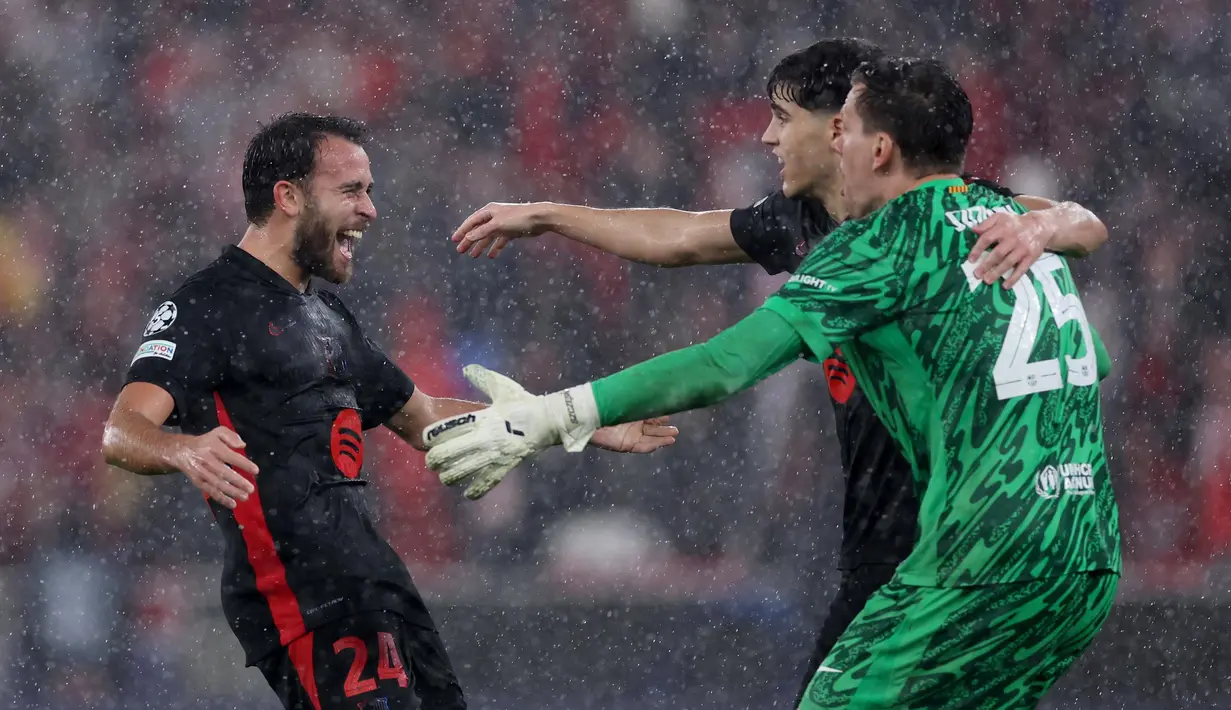 Pemain belakang Barcelona, Eric Garcia (kiri) merayakan kemenangan bersama rekan setimnya pada akhir matchday 7 League Phase Liga Champions 2024/2025 melawan SL Benfica di Estadio da Luz, Lisbon, Selasa 21 Januari 2025 waktu setempat atau Rabu (22/1/2025) dini hari WIB. (FILIPE AMORIM/AFP)