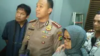 Ibunda Italia Chandra Kirana Puri saat ditemui Kapolres Metro Tangerang Kombes Pol Harry Kurniawan, Senin (10/7/2017). (Liputan6.com/Pramita Tristiawati)