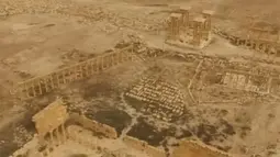 Pantauan udara dari kota bersejarah Palmyra di Homs Governorate, Suriah, 28 Maret 2016. Konflik yang terjadi di Suriah saat ini membuat beberapa situs bersejarah di kota itu banyak yang rusak dan hancur. (REUTERS / Rossiya 24)