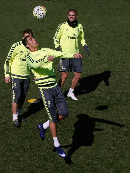 Aksi Cristiano Ronaldo menyundul bola saat sesi latihan jelang "El Clasico" melawan Barcelona di Valdebebas, Madrid, Spanyol  (1/4). Cristiano Ronaldo cs berada di urutan ketiga dalam papan klasemen La Liga dengan mengemas 66 poin. (REUTERS/Sergio Perez)