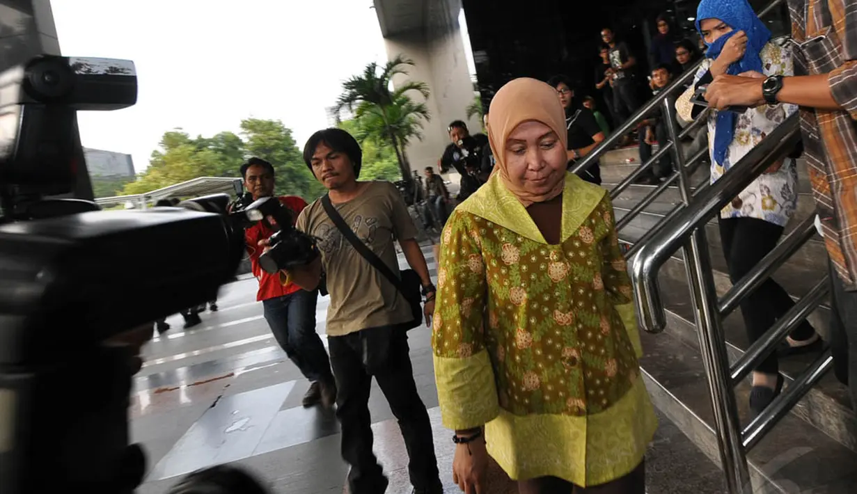 Alinda Agustine Quintansari, Sekretaris Pribadi (Sespri) Ratu Atut Chosiyah, meninggalkan Gedung KPK, Jakarta, Rabu (5/11/2014). (Liputan6.com/Miftahul Hayat)